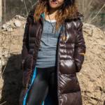 Latina Downcoat model Cesara - brown Kjus Downcoat and shiny black spandex leggings