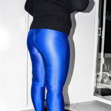 Curvy spandex model – sexy in blue leggings