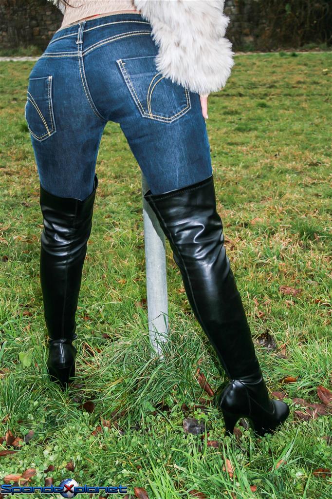 Fur jacket and Pleaser over-knee boots - Spandexplanet.com