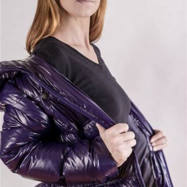 Shiny Downcoat – Patrizia in shiny leggings and downcoat